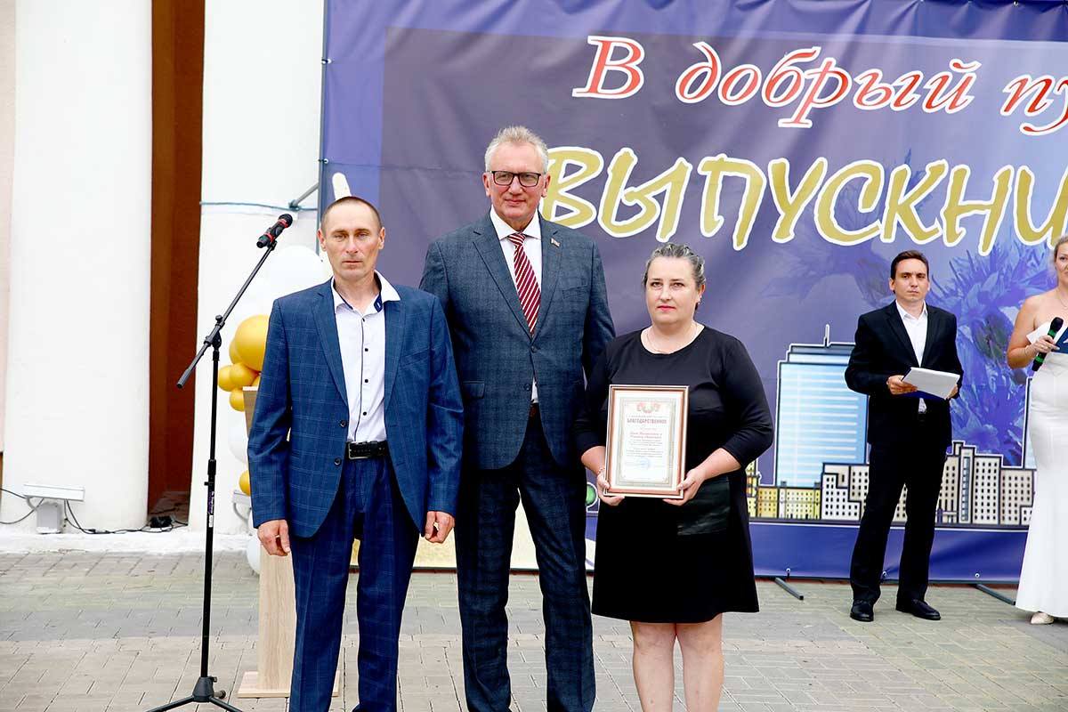 Прощай, школа: в Климовичах прошел районный выпускной вечер