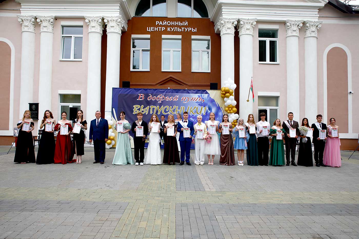 Прощай, школа: в Климовичах прошел районный выпускной вечер