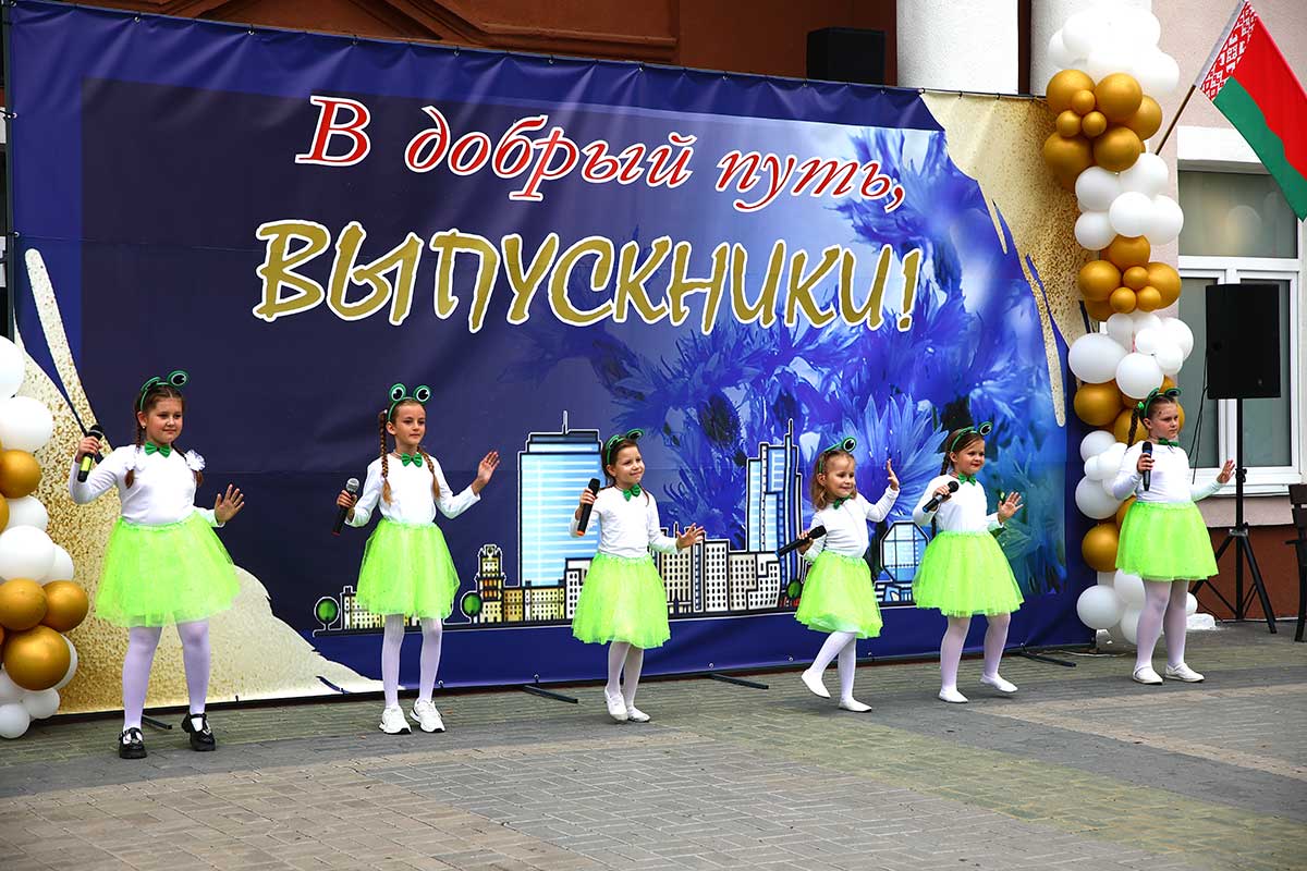 Прощай, школа: в Климовичах прошел районный выпускной вечер