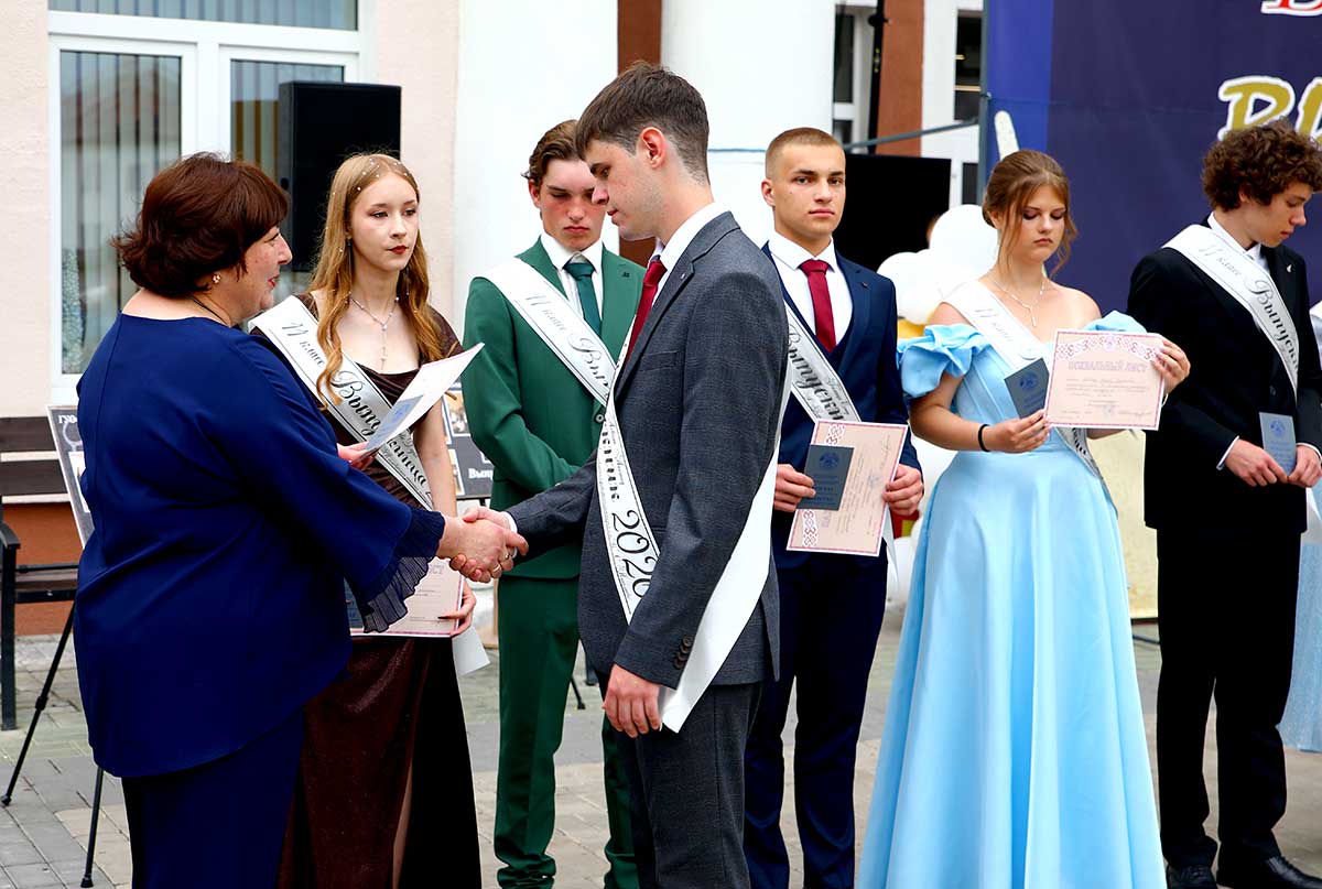 Прощай, школа: в Климовичах прошел районный выпускной вечер