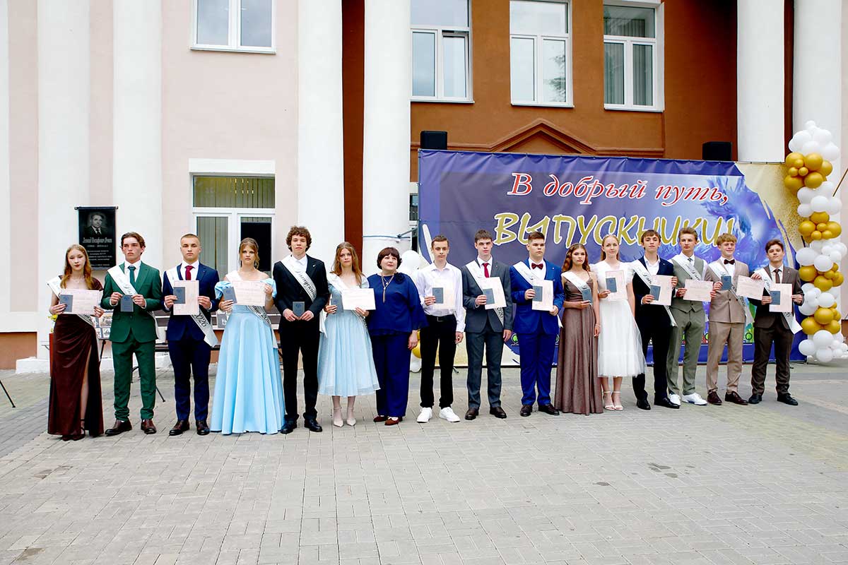 Прощай, школа: в Климовичах прошел районный выпускной вечер