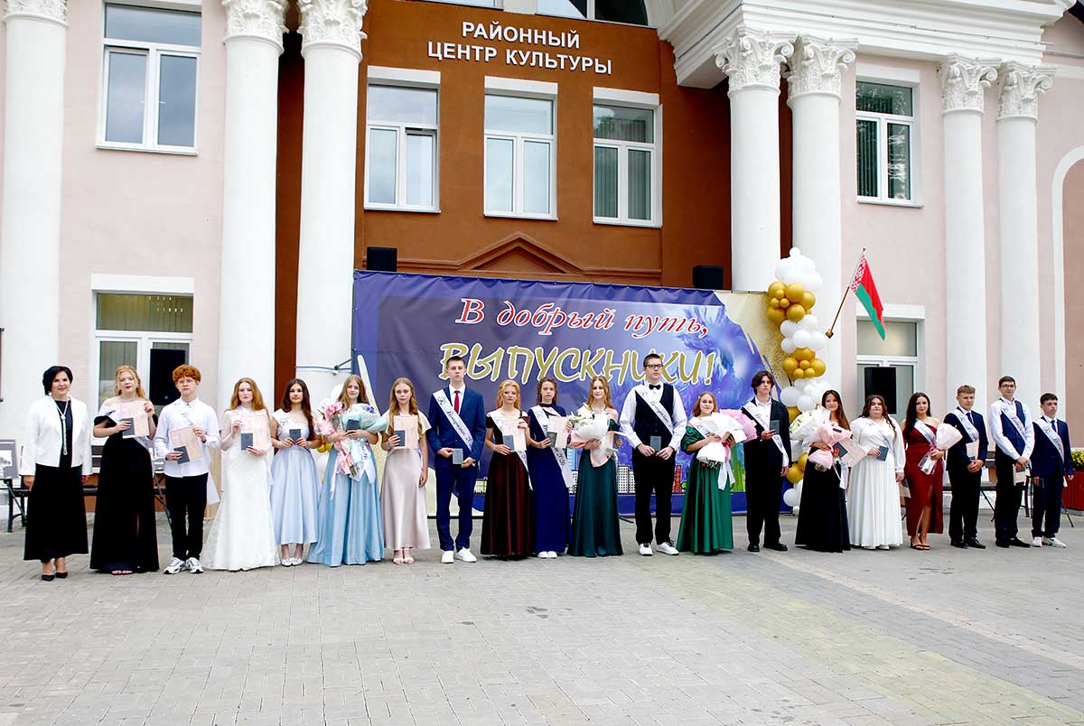 Прощай, школа: в Климовичах прошел районный выпускной вечер