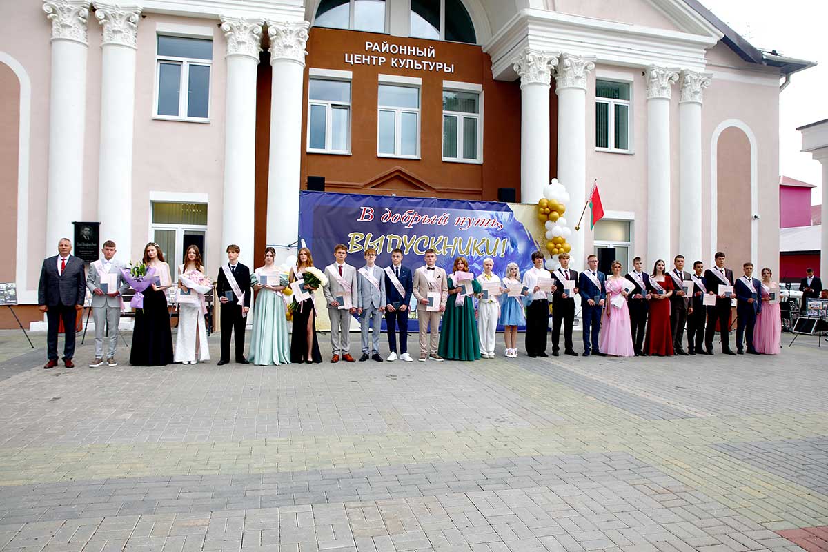 Прощай, школа: в Климовичах прошел районный выпускной вечер