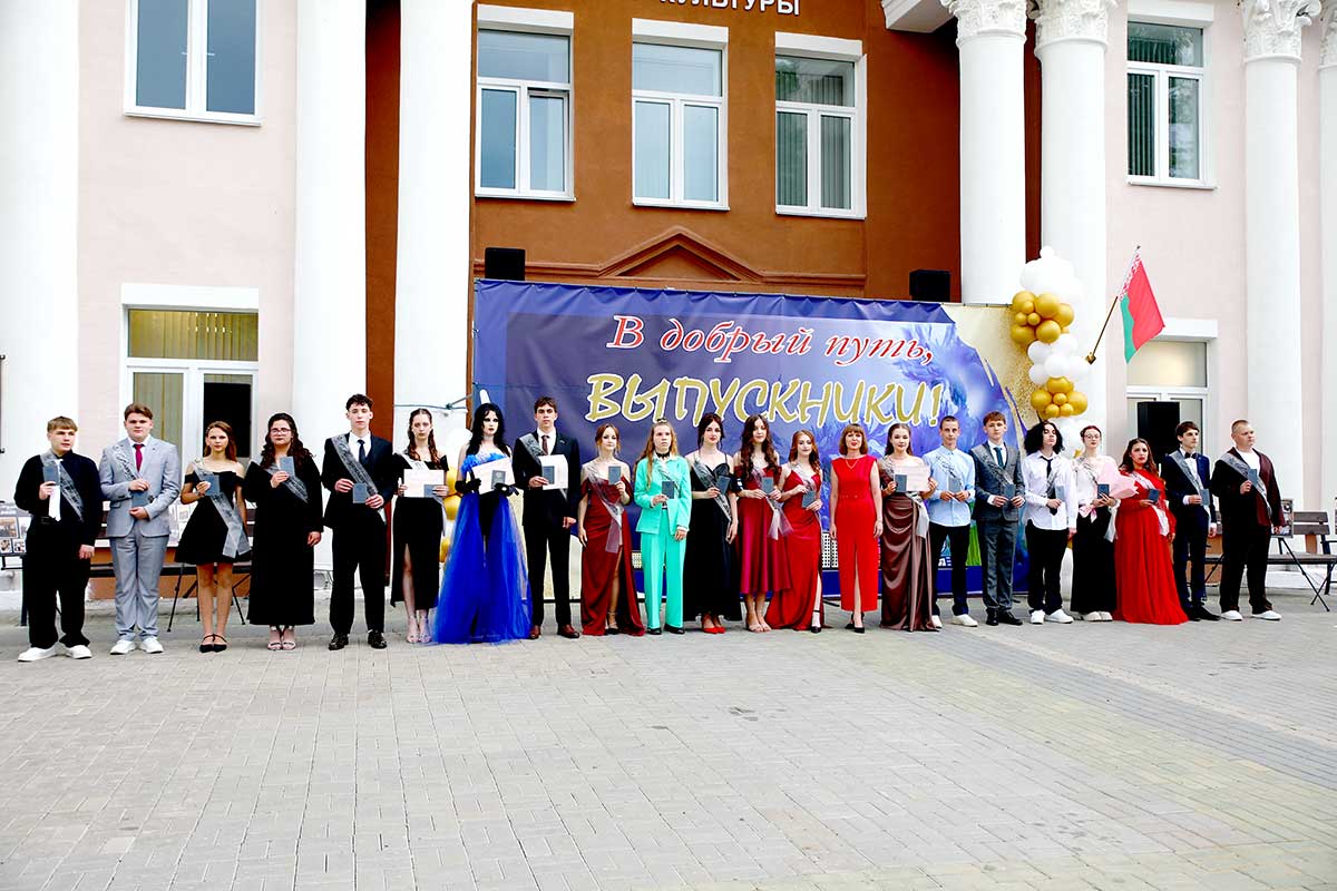 Прощай, школа: в Климовичах прошел районный выпускной вечер