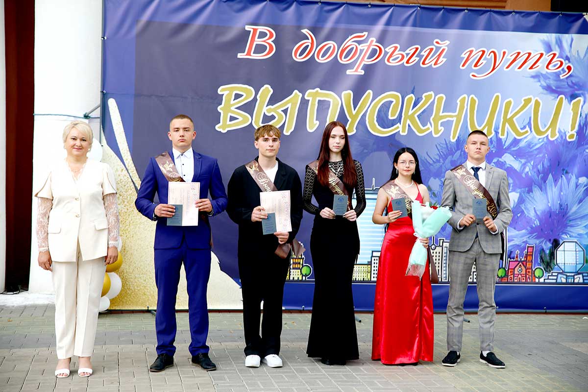 Прощай, школа: в Климовичах прошел районный выпускной вечер