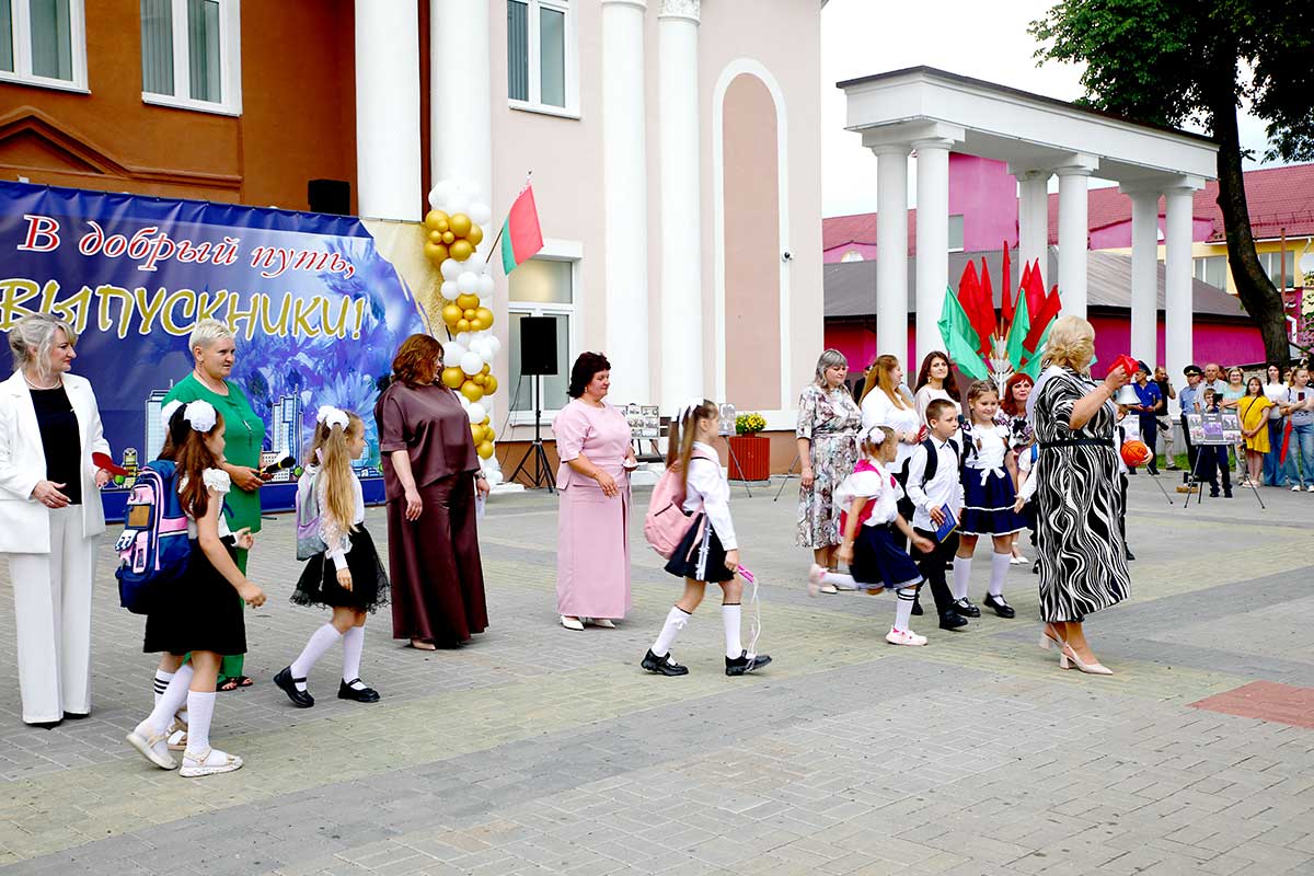 Прощай, школа: в Климовичах прошел районный выпускной вечер