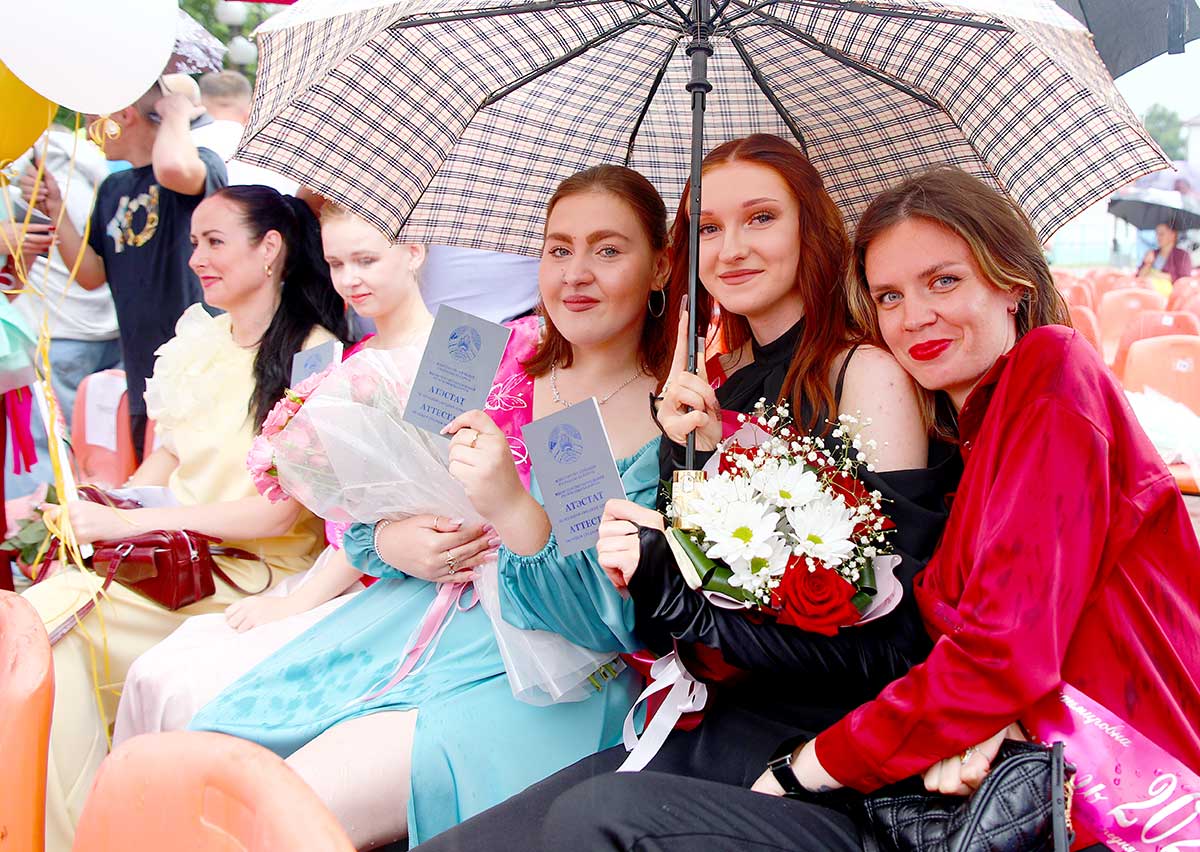 Прощай, школа: в Климовичах прошел районный выпускной вечер