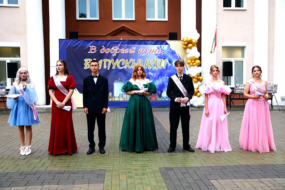 Прощай, школа: в Климовичах прошел районный выпускной вечер
