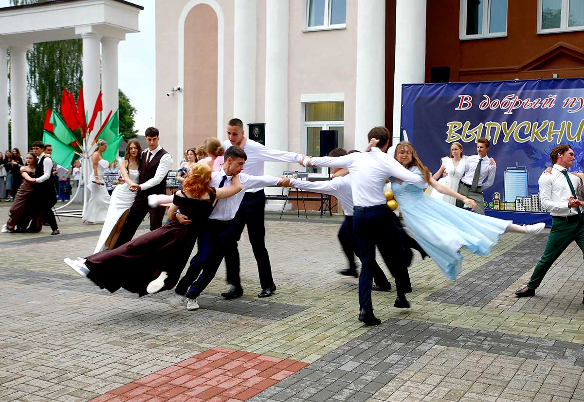 Прощай, школа: в Климовичах прошел районный выпускной вечер