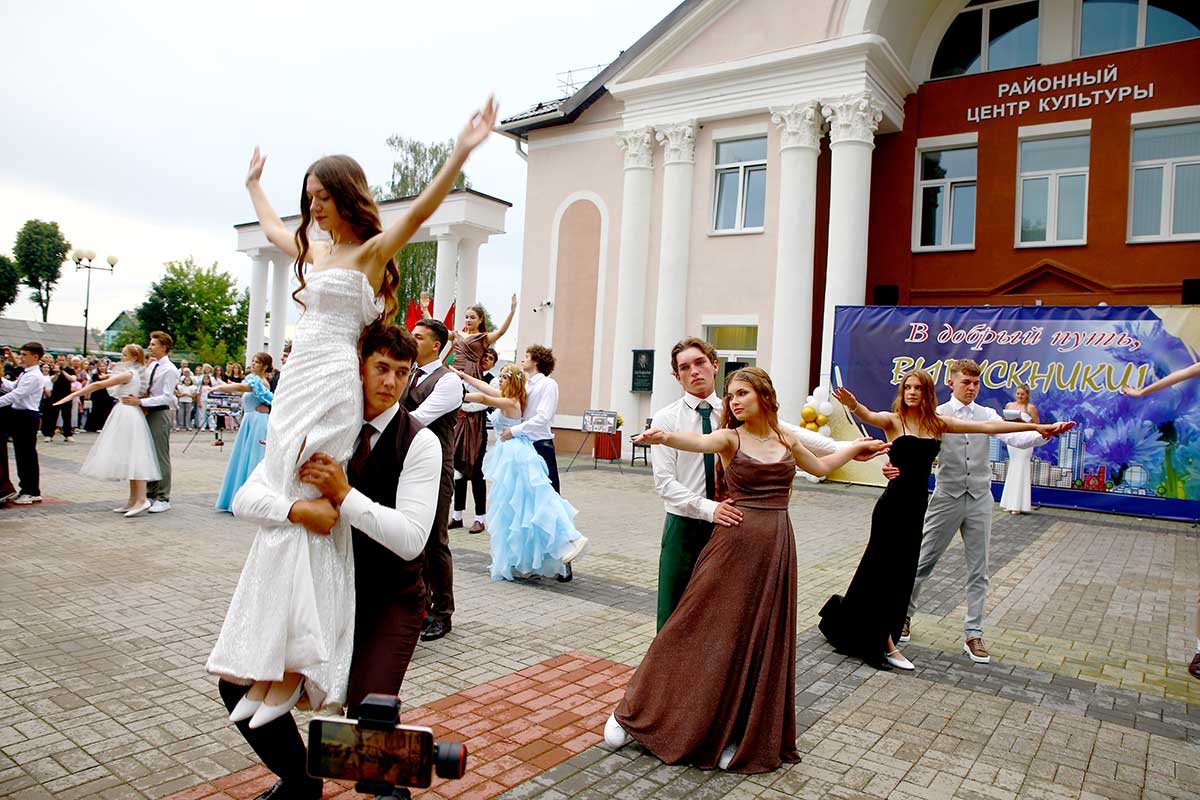 Прощай, школа: в Климовичах прошел районный выпускной вечер
