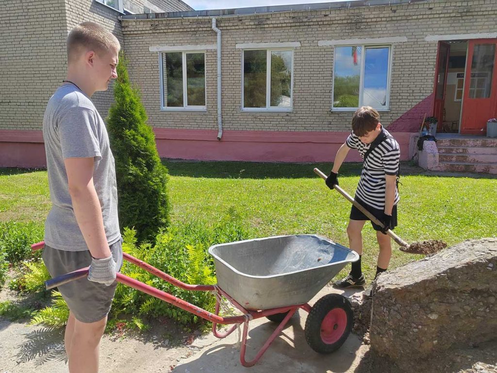 Чем занималась производственная бригада в Роднянской средней школе
