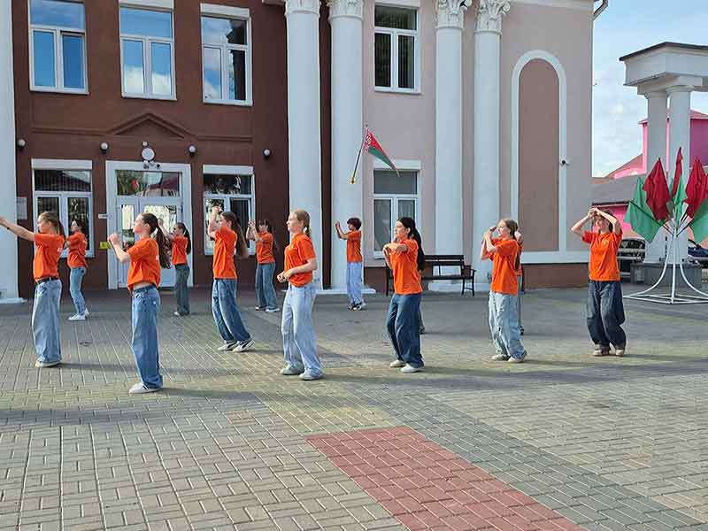 На Фестивальной площади в Климовичах ярким флешмобом открылся молодежный марафон