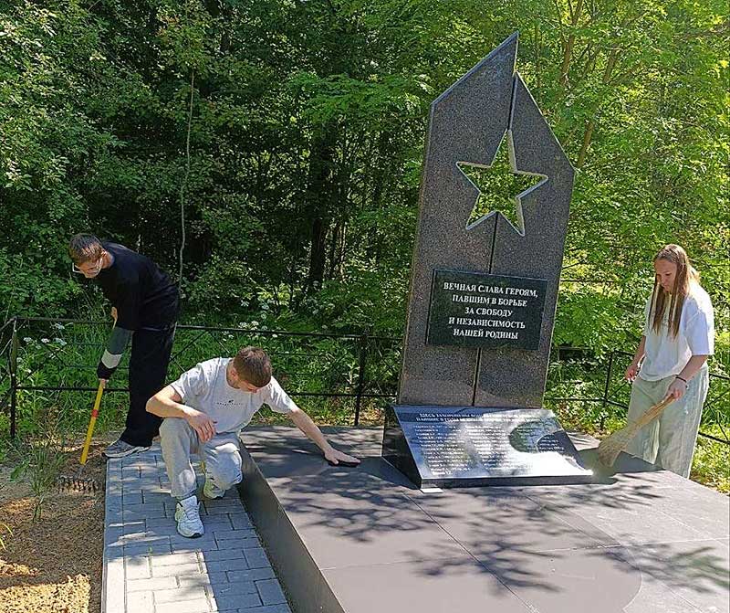 Память в наших делах: молодежь Климовщины благоустроила воинские захоронения