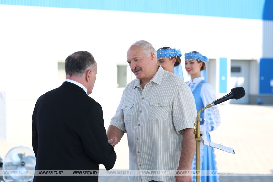 Уникальная и по-настоящему народная церемония. Лукашенко вручил госнаграды в ОАО "Савушкин продукт"