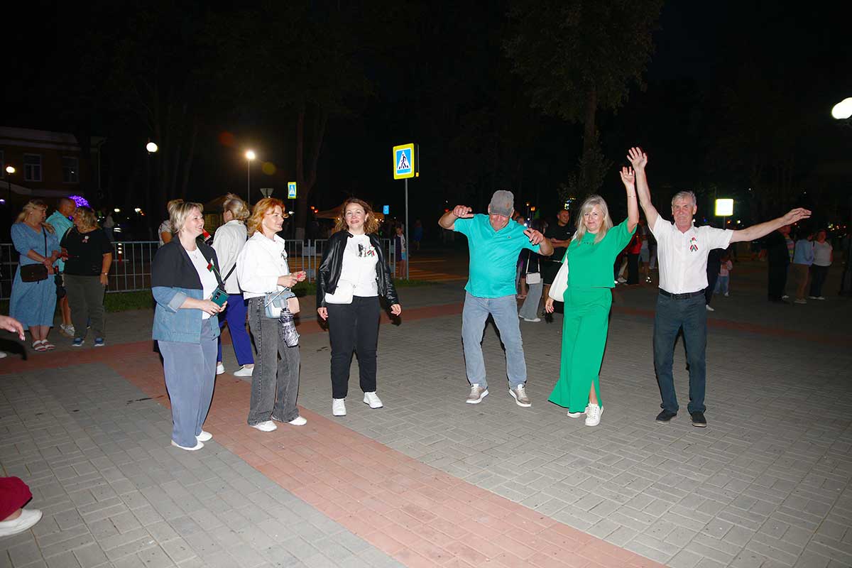 Молодежная дискотека, акция «Споем Гимн вместе!» и фейерверк: как в Климовичах завершилось празднование Дня Независимости