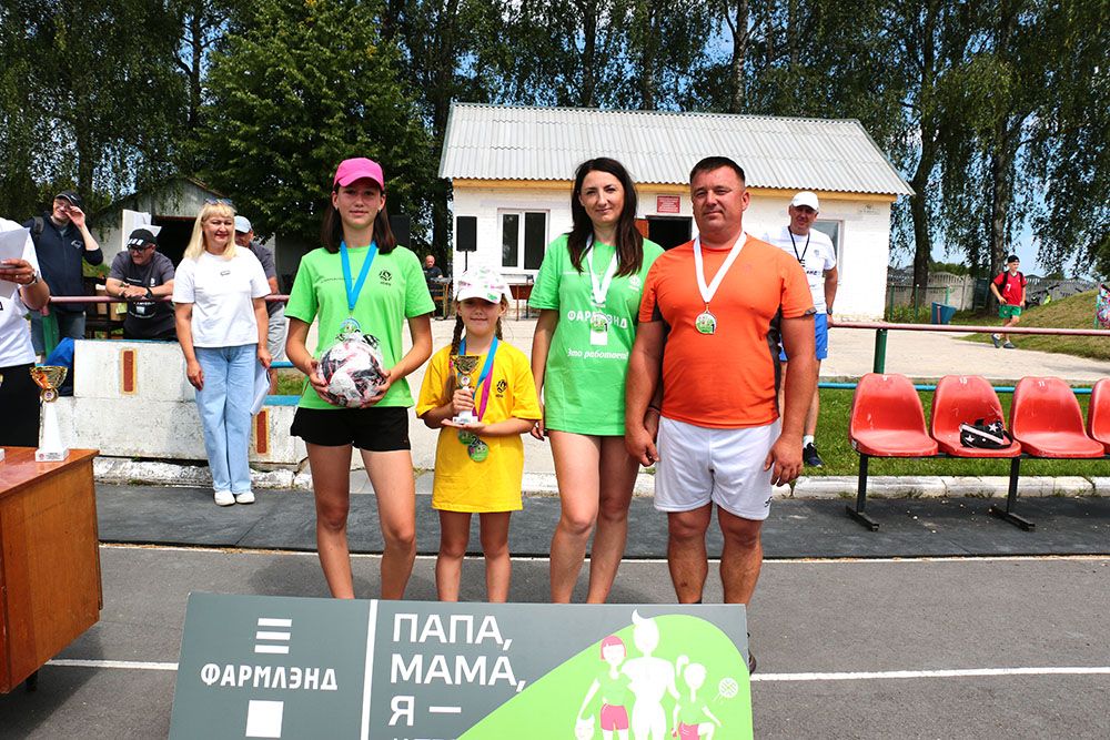 Фееричный праздник «Папа, мама, я — футбольная семья» прошел в Климовичах