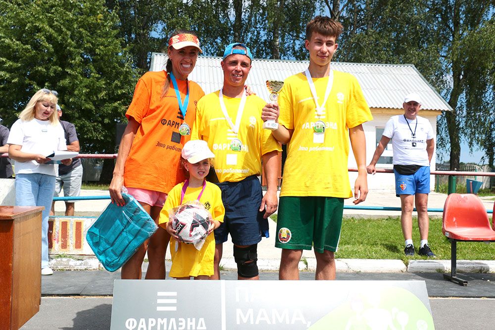 Фееричный праздник «Папа, мама, я — футбольная семья» прошел в Климовичах