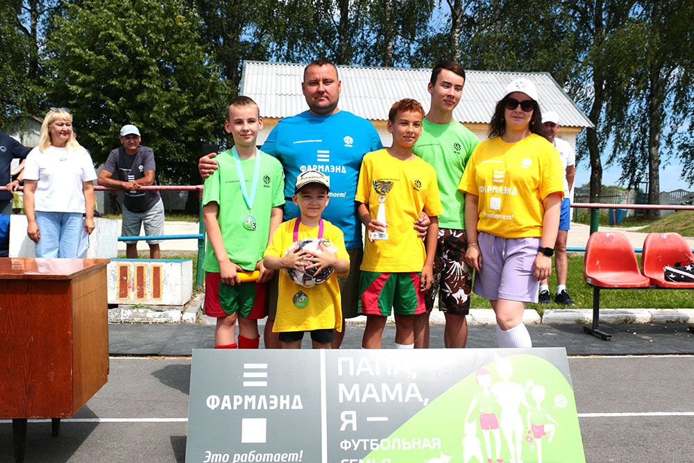 Фееричный праздник «Папа, мама, я — футбольная семья» прошел в Климовичах