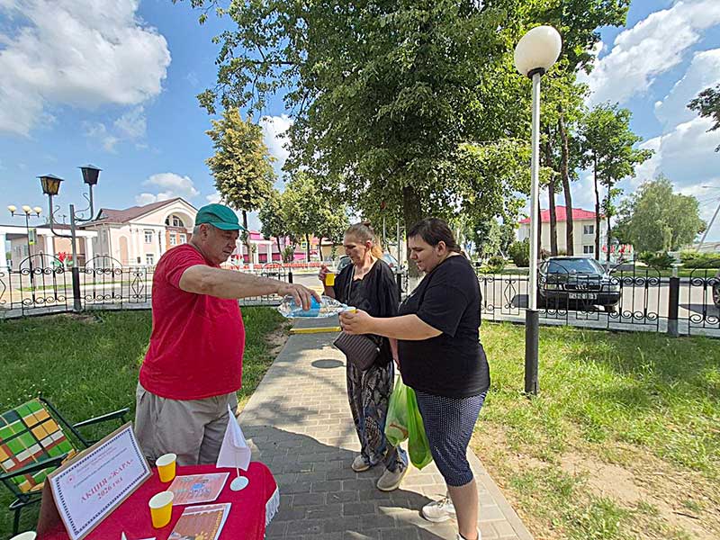 Красный Крест проводит в Климовичах акцию «Жара»