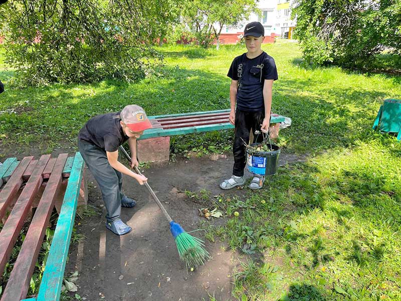 Марафон добрых дел: климовичские волонтры навели порядок на улице Ленина