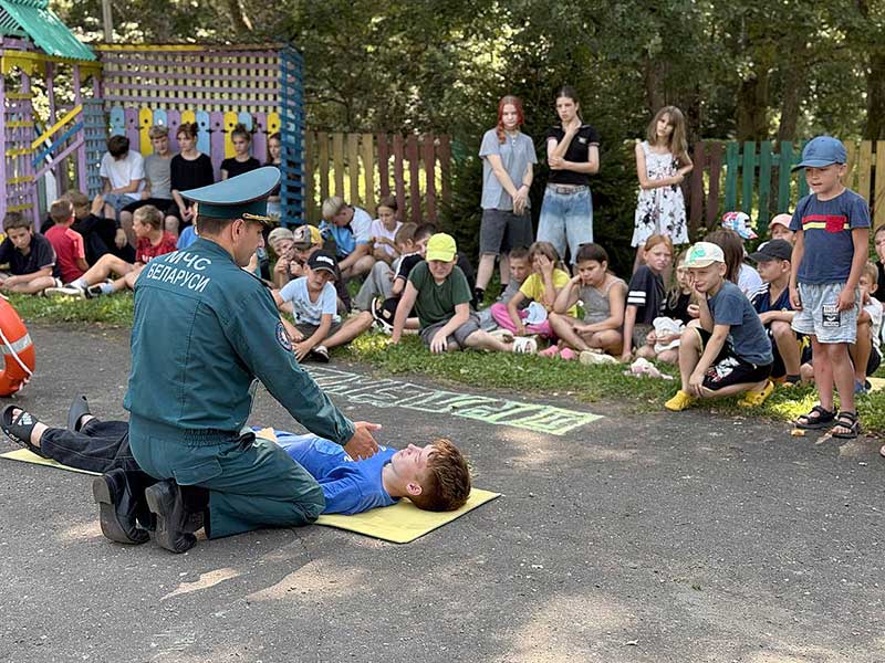 Климовичские спасатели провели финальные мероприятия акции «Безопасные каникулы» в «Орленке»