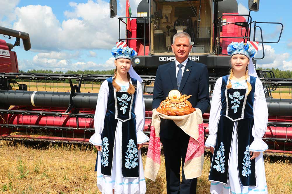 Каравай нового урожая прибыл на Климовщину