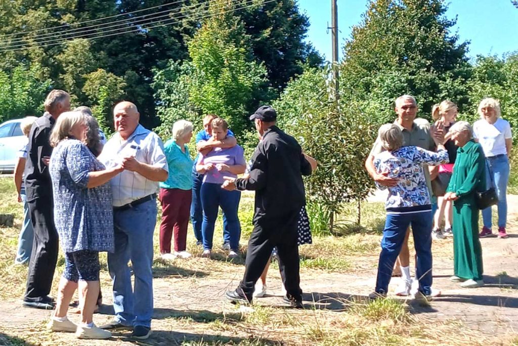 «Здесь наши глубокие корни»: в деревне Переволочня встретились земляки