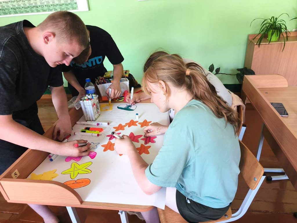 Школьники на зернотоке: как в Родне организован труд и отдых детей