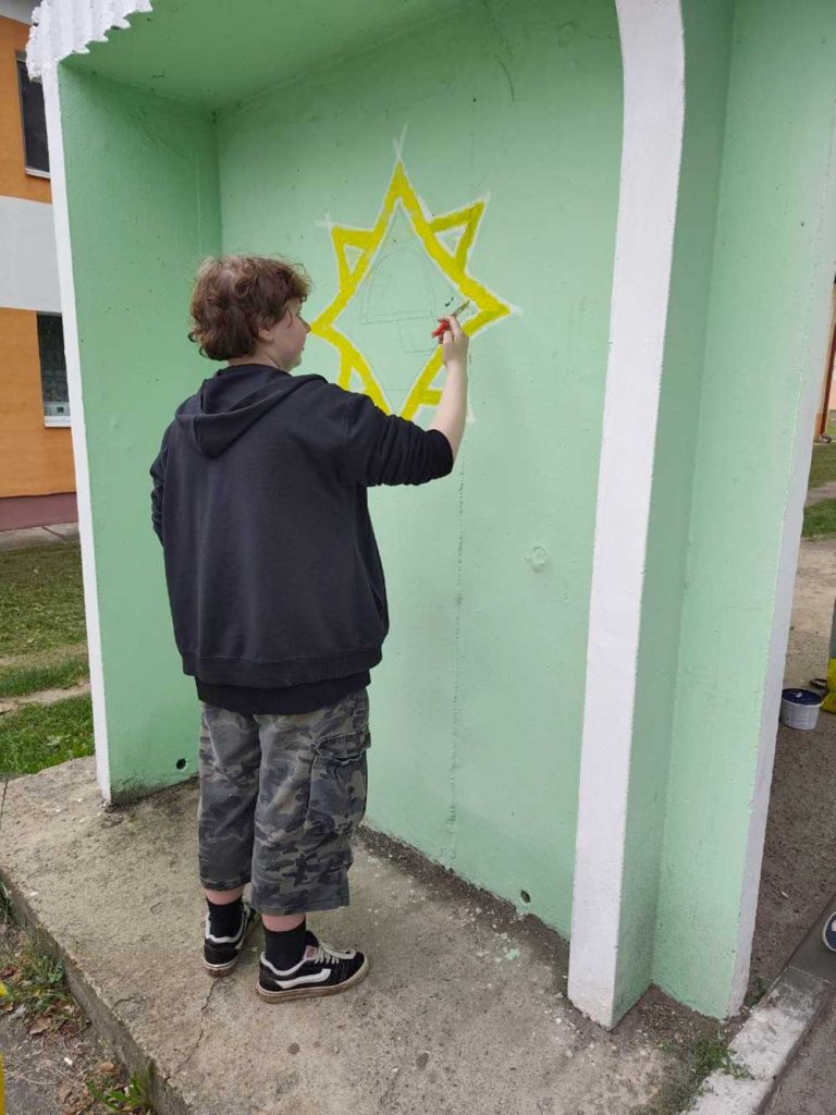 Остановочные павильоны в агрогородке Тимоново заиграли новыми красками