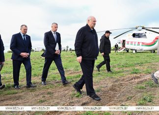 «Такого быть не должно». Александр Лукашенко начал рабочую поездку в Шкловский район с жесткой критики