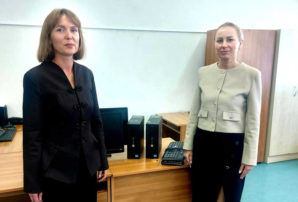 Шесть компьютеров для школ Климовичей — подарок от Беларусбанка