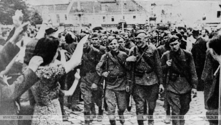 Символ сплоченности и исторической справедливости. День народного единства отмечают в Беларуси