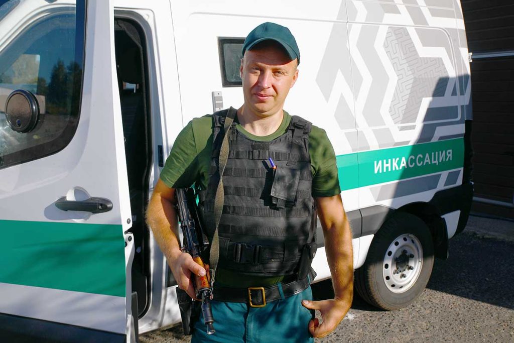 Как работает инкассация в Климовичах: репортаж из «Белинкассгрупп»