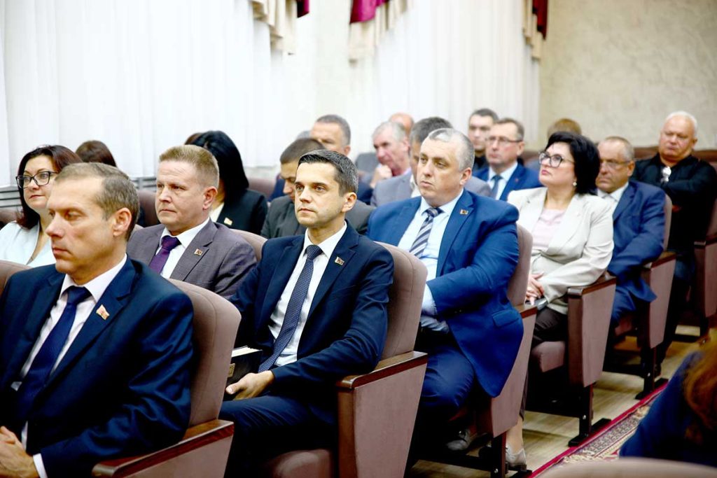 Виктор Пугач провел заседание по подготовке к отопительному сезону