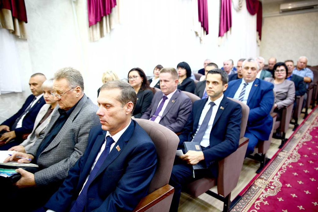 Начало отопительного сезона, ход полевых работ обсудили на аппаратном совещании в Климовичском райисполкоме
