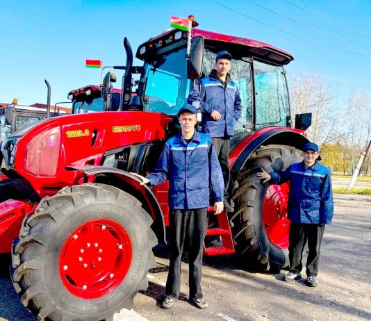 Климовичский аграрный колледж получил новый трактор «Беларус-1523.3»